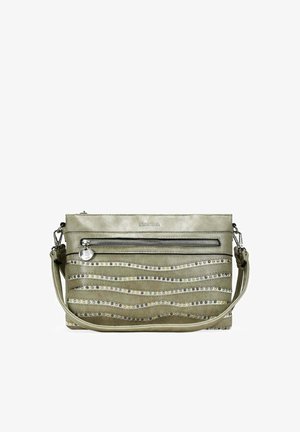 Bolso bandolera de cuero verde oliva con bolsillo frontal con cremallera y adornos ondulados de tachuelas plateadas y doradas, correa de hombro desmontable.