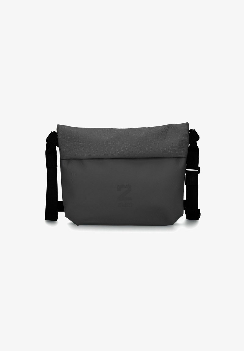 Borsa a tracolla grigia con patta testurizzata, tracolla nera regolabile e logo discreto. Materiale impermeabile con un design elegante e moderno.