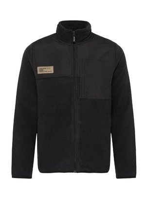 Chaqueta de forro polar negra con cierre frontal, cuello alto y un bolsillo en el pecho izquierdo que presenta una etiqueta de tela rectangular. Textura suave, diseño minimalista.