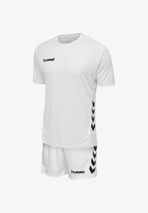 Wit sportshirt en korte broek set met zwarte hummel-logo's en zwarte chevronstrepen aan de zijkanten.