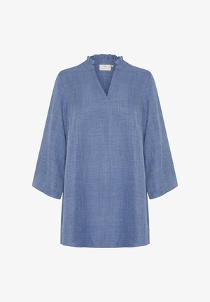 Top de chambray azul con cuello rizado, escote en V y mangas tres cuartos. Presenta un tejido texturizado para añadir interés visual.