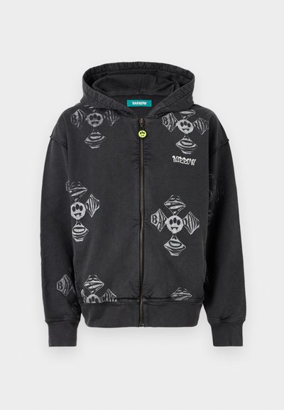 Felpa nera con zip caratterizzata da un motivo di teschi e ossa incrociate, cappuccio con cordino e un bottone verde di accento. Tessuto morbido, vestibilità rilassata.