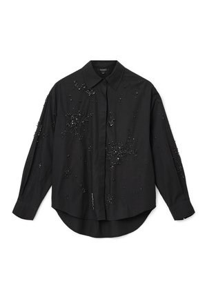 Camicia nera a maniche lunghe con bottoni e colletto, decorata con piccole perline nere e paillettes sparse sul davanti, sulle maniche e sulle spalle.