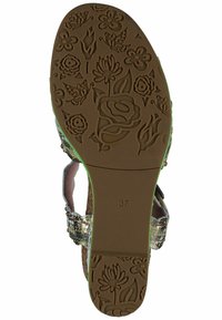 Semelle en caoutchouc marron avec motifs floraux et papillons, accents métalliques et design de sangle. Taille 37 indiquée sur la semelle.