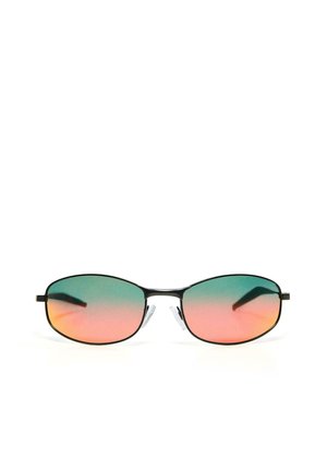 Lunettes de soleil rectangulaires avec monture en métal noir et verres dégradés passant du vert en haut au rose en bas.