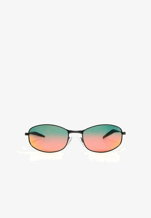 Lunettes de soleil rectangulaires avec monture en métal noir et verres dégradés passant du vert en haut au rose en bas.