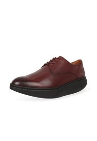 Zapato de cuero burdeos con cordones, punta redondeada, suela de goma negra texturizada y detalles de costura sutiles. Acabado suave con un diseño moderno.