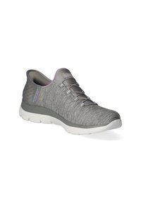 Grijze sportieve schoen met een bovenwerk van textuurstof, geaccentueerd met lichtblauwe en paarse details, en een witte gevoerde zool.