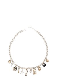 Collana in argento con vari ciondoli, tra cui una chiave, una carta da gioco, una stella e una fragola, con texture e finiture miste.