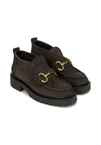 Dunkelgraue Wildleder-Loafer mit einer klobigen schwarzen Gummisohle. Mit einer goldfarbenen Kettenakzent auf einem breiten Riemen über dem Fußrücken.