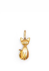 Colgante en forma de gato dorado con un acabado suave, que presenta orejas puntiagudas, rasgos faciales detallados y una cola rizada.