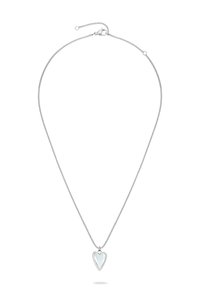 Sølv kæde med en poleret hjerteformet vedhæng med en reflekterende overflade og glat tekstur, fastgjort med en lås.