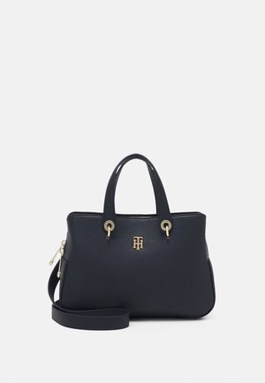 Zwarte gestructureerde leren handtas met twee handvatten, afneembare schouderriem en goudkleurig logo en hardware-accenten.