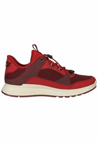 Scarpa sportiva rossa con tomaia in rete e sintetico, suola intermedia testurizzata e un sistema di lacci sicuro con linguetta per una facile indossabilità.