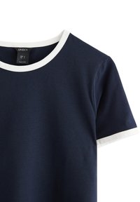 Marineblauwe t-shirt met een ronde halslijn, voorzien van een witte bies op de kraag en mouwen. Gemaakt van zachte katoen.