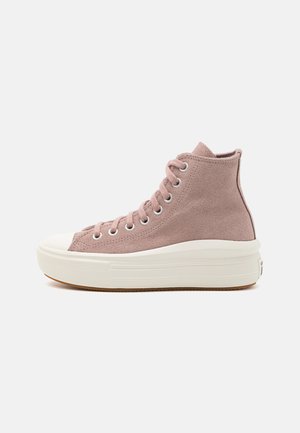 Zapatillas altas de ante suave en rosa claro con suela de goma blanca, con ojales de metal y cordones planos. Diseño simple y texturizado con puntera almendrada.