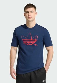 Navy blauw T-shirt met korte mouwen in een katoenmengsel, met een rood grafisch ontwerp met strepen en een logo in het midden. Effe achterkant.