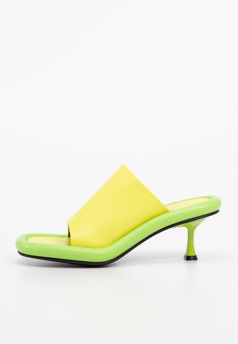 J.W. Anderson Muiltjes met hak geel