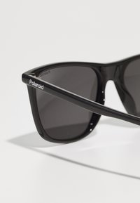 Polaroid Ochelari de soare - black