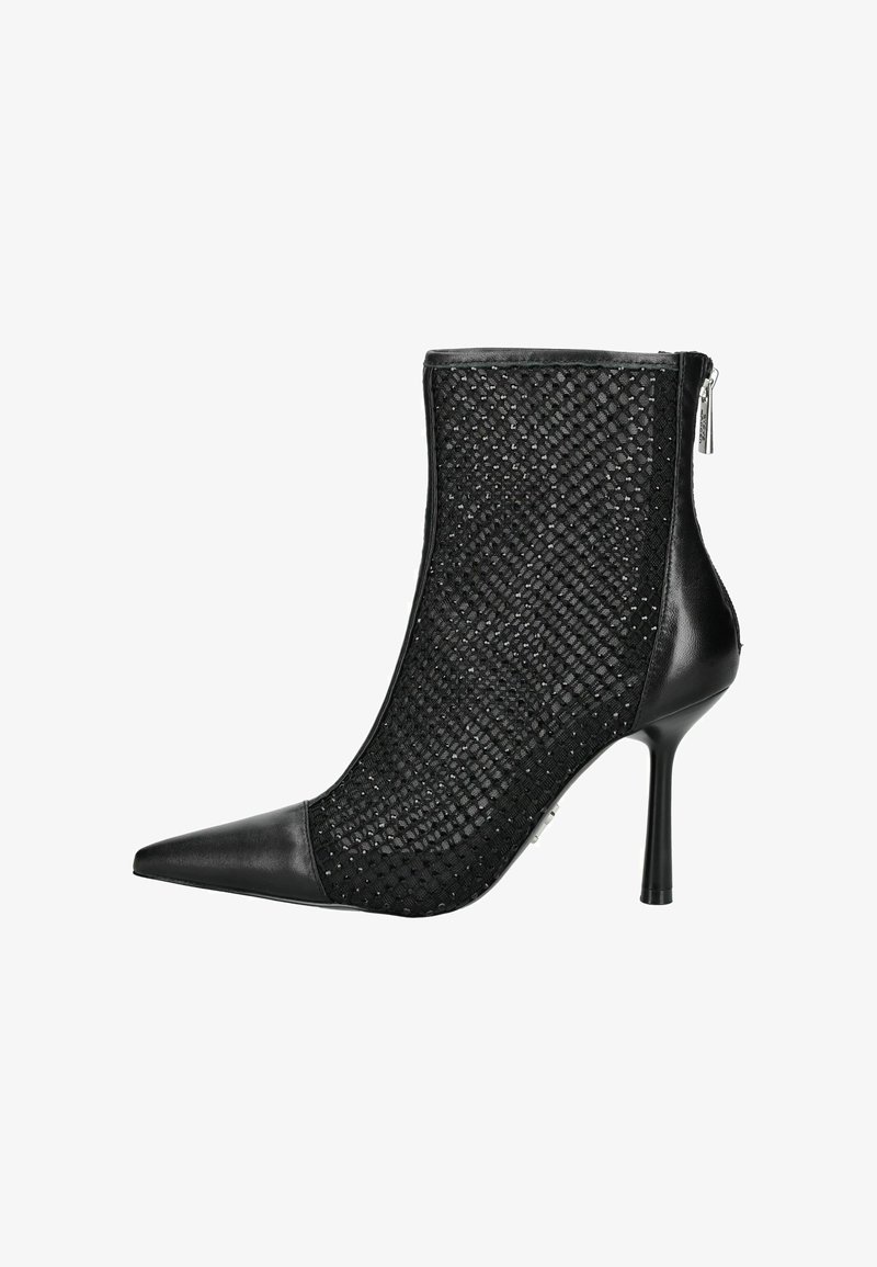Bottine noire à talons hauts avec bout pointu, présentant un dessus en maille tissée et des accents en cuir lisse. Fermeture éclair sur le côté.