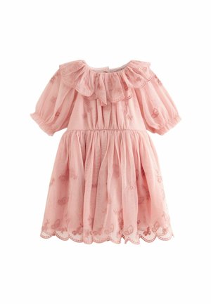 Różowa sukienka z falbaniastym kołnierzem, krótkimi bufkami i kwiatowym haftem. Rozkloszowany dół z ozdobnym, falowanym brzegiem.