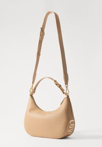 Borsa a mano in pelle beige con forma curva, dettagli dorati, tracolla removibile e il motivo "LOVE" in rilievo su un lato.