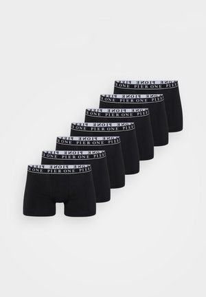 Set aus sieben schwarzen Boxershorts mit einem weißen elastischen Bund, auf dem wiederholt der Text "PIER ONE" steht. Hergestellt aus weichem Stoff mit einer engen Passform.