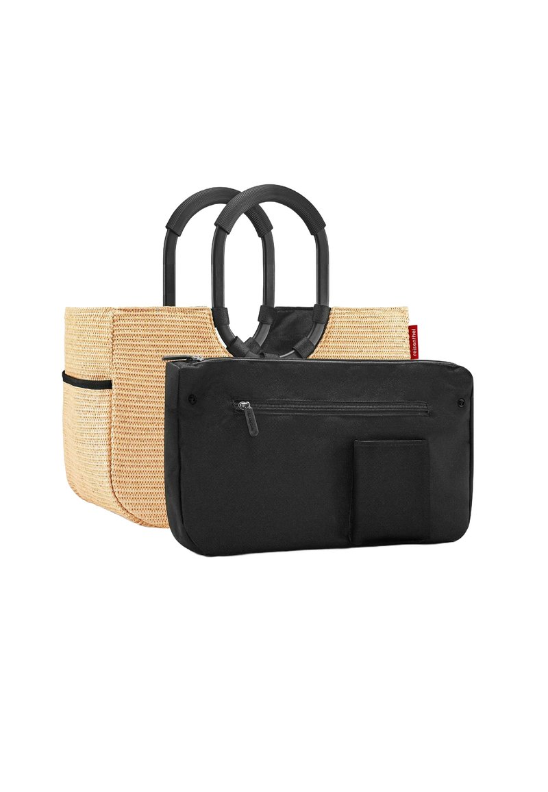 Sac fourre-tout en paille tissée beige avec des accents en tissu noir, dotée de deux poignées noires et d'une pochette noire zippée amovible.