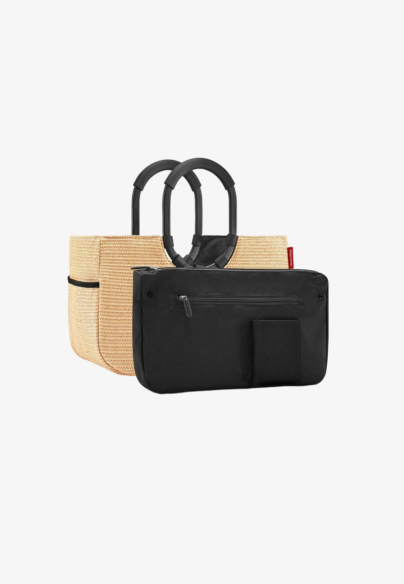 Borsa a tracolla intrecciata in paglia beige con accenti in tessuto nero, dotata di due manici neri e una pochette nera staccabile con zip.