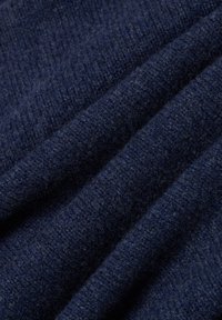 Marineblau gestrickter Stoff mit einer weichen, strukturierten Oberfläche. Das Material zeigt subtile Farbvariationen und ein konsistentes Muster.