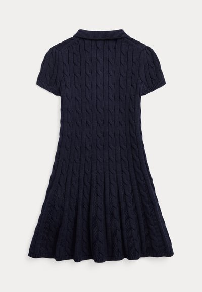 Vestido de punto azul marino con cuello tipo solapa, mangas cortas y patrón de trenzas texturizado. Silueta acampanada que se extiende hasta la mitad del muslo.