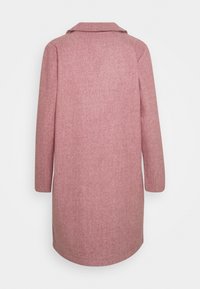 Vista posteriore di un cappotto di lana rosa a maniche lunghe, lunghezza ginocchio, con un ampio colletto e orlo dritto.