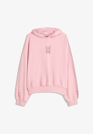 Hellrosa Kapuzenpullover mit Fronttasche, "Tiny Tan" Textlogo in der Mitte und kleinen Herzmotiven nahe den Bündchen an beiden Ärmeln.
