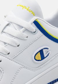 Champion RD18 LOW UNISEX - Basketballsko - white