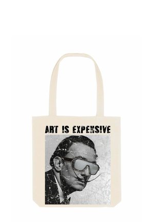 Stofftasche in Creme mit einem monochromen Porträt und dem Text "KUNST IST TEUER" in fettem Schwarz, mit einem Risstexturdetail.