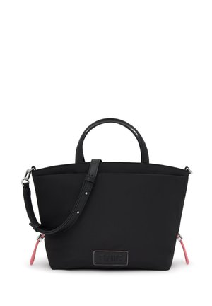 Bolso tote negro con asas cortas, correa de hombro extraíble, herrajes plateados y tiradores de cremallera rosas.