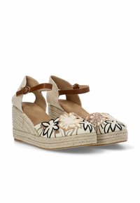 Zapatos de cuña de esparto con una parte superior de tela beige adornada con bordados florales en negro y durazno, tacón envuelto en yute y una correa al tobillo marrón.