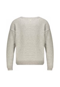 Lichtgrijze gebreide trui met een ronde halslijn, verlaagde schouders, geribbelde zoom en een enkele knoopdetail op de bovenrug.