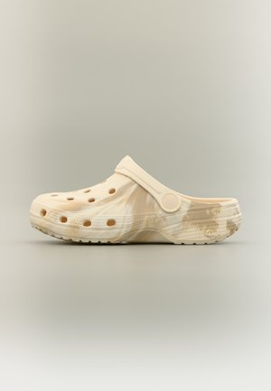 Sabot à enfiler marbré beige et blanc avec des trous de ventilation et une bride de talon réglable sur fond uni.