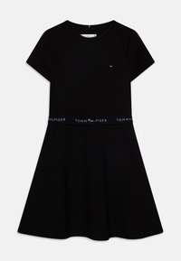 Czarna sukienka krótko rękawowa z rozkloszowanym dołem. Posiada elastyczną talię z logo "TOMMY HILFIGER" oraz małe logo na piersi w kontrastowym kolorze.