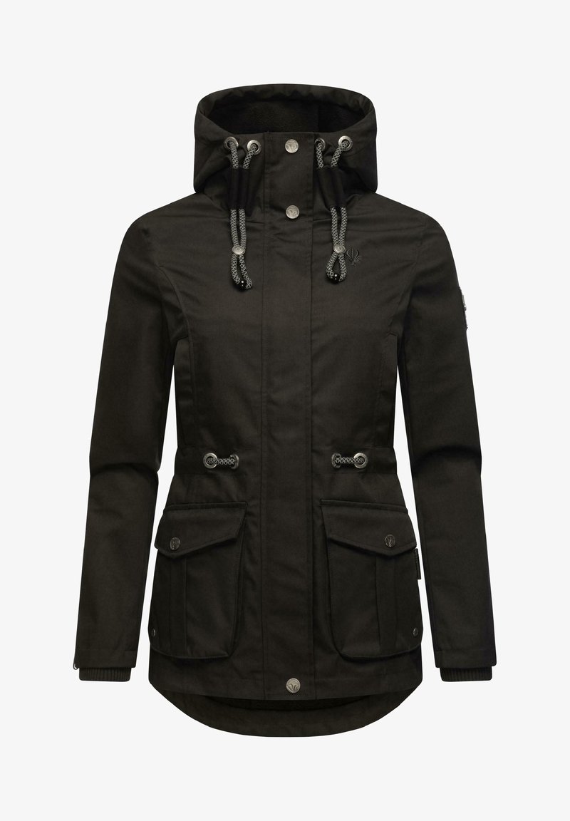 Chaqueta exterior negra con capucha ajustada, cierres con cordón, dos bolsillos frontales y mangas acampanadas. Fabricada con un tejido duradero y texturizado.