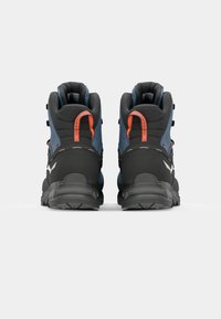Les chaussures de randonnée montantes présentent un dessus bleu, une semelle noire et des accents orange. Matériau texturé avec un talon renforcé et un design à lacets.
