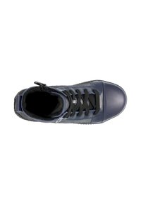 Baskets montantes bleu marine avec un embout en cuir lisse, des panneaux latéraux en maille respirante et des lacets noirs. Présente une fermeture éclair sur le côté.