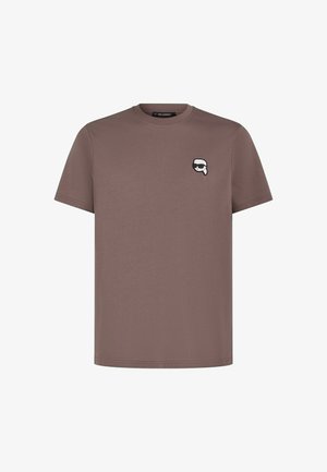 Braunes Baumwoll-T-Shirt mit kurzen Ärmeln, featuring ein kleines weißes Grafiklogo auf der linken Brust. Rundhalsausschnitt, minimalistisches Design.