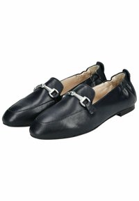 Mocassins en cuir bleu marine avec un bout pointu, un dos élastiqué, et un détail en métal argenté sur le devant. Semelle plate, texture lisse.