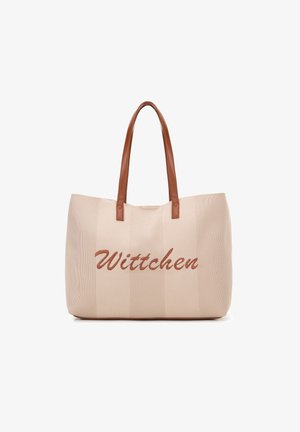 Beżowa torba typu tote o teksturowanym wykończeniu, z brązowymi skórzanymi uchwytami i haftem "Wittchen" w odcieniu brązowym. Prosty design.