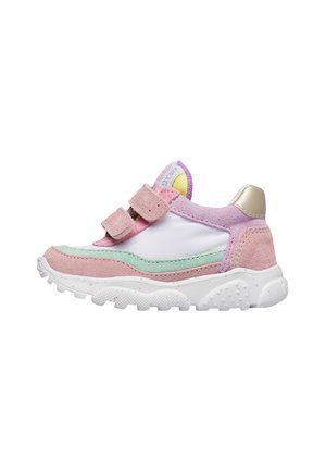 Scarpa da ginnastica per bambini in pastello con sovrapposizioni in camoscio rosa, lavanda e verde menta, tessuto bianco, doppio cinturino in Velcro e suola in gomma bianca testurizzata.