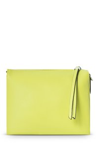Gelbe Leder-Clutch mit strukturiertem Finish, ausgestattet mit einem Reißverschluss und einem verstellbaren Trageriemen mit kontrastierenden Akzenten.