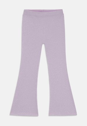 Lilac krēpēts adījums ar flared biksēm, kurās ir grezni diegi, elastīga jostā un maiga tekstūra, izklāts uz baltas fona.