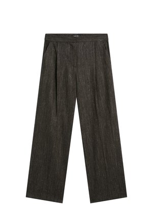 Pantaloni larghi grigio scuro con sottili righe verticali, pieghe frontali, tasche laterali e una vita con passanti per la cintura.